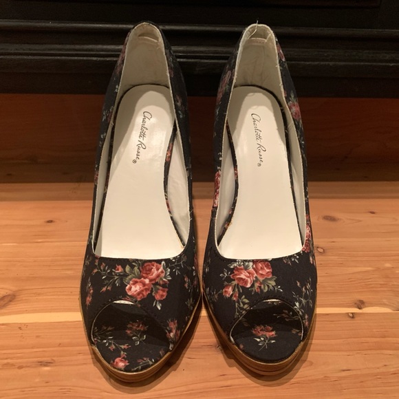 Beautiful Charlotte Russe Black floral heels - Picture 3 of 8
